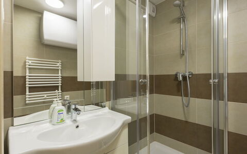 Silver: Flooring, Wand, Interior Design, Fussboden, Armatur, Badezimmer, Toilette, Zimmer, Sinken, Bad Sink