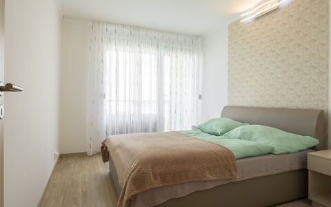 Silver: Bett, Interior Design, Möbel, Schlafzimmer, Wand, Fussboden, Flooring, Zimmer, Holz, Decke