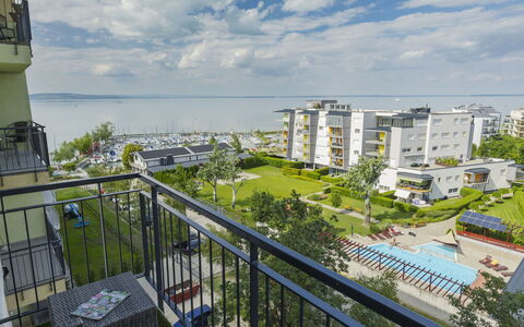 Silver: Wohnung, Stadt, Wohngebiet, Nachbarschaft, Eigentumswohnung, Urban Design, Metropolitan Area, Menschliche Siedlung, Mischnutzung, Balkon