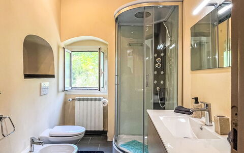 Enrico: Armatur, Interior Design, Badezimmer, Flooring, Fussboden, Zapfhahn, Installation, Decke, Zimmer, Sinken