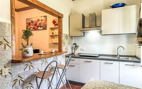 Enrico: Möbel, Interior Design, Flooring, Küche, Holz, Fussboden, Countertop, Major Appliance, Decke, Zimmer