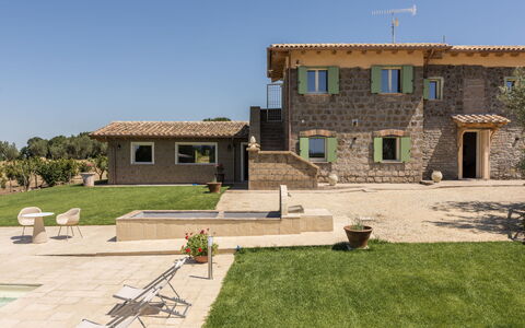 Lago di Vico 629: Zuhause, Dach, Estate, Hütte, Bauernhaus, Rasen, Garten, Hinterhof, Garten, Villa