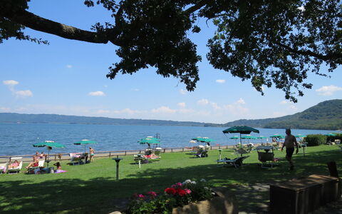 Lago di Vico 629: Gewässer, Sommer, Erholung, Küsten Und Ozeanische Forms, Freizeit, Küste, Meer, Gartenmöbel, Urlaub, See