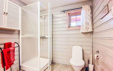 Bjørnbu: Flooring, Holz, Fussboden, Toilleten Sitz, Armatur, Toilette, Interior Design, Badezimmer, Decke, Zimmer