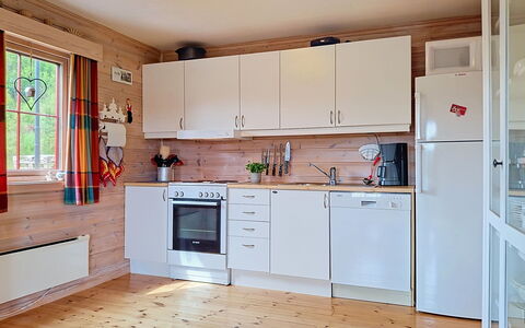 Bjørnbu: Küche, Holz, Major Appliance, Flooring, Möbel, Countertop, Interior Design, Küchengerät, Cabinetry, Fussboden