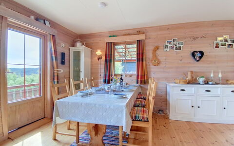 Bjørnbu: Möbel, Interior Design, Flooring, Holz, Fussboden, Decke, Stuhl, Esszimmer, Tabelle, Zimmer