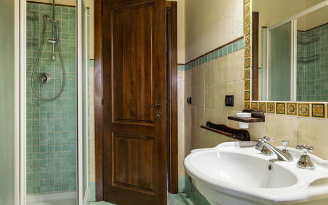 Villa Daluma, Private Pool in Todi: Armatur, Badezimmer, Interior Design, Bad Sink, Flooring, Fussboden, Zapfhahn, Sinken, Installation, Beleuchtung