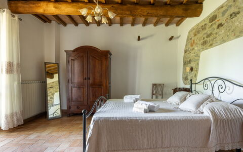 Villa Daluma, Private Pool in Todi: Möbel, Wand, Flooring, Interior Design, Schlafzimmer, Fussboden, Bett, Decke, Zimmer, Tabelle