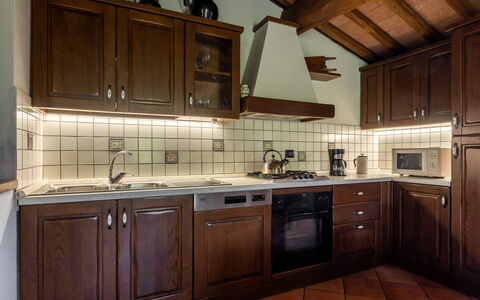 Villa Daluma, Private Pool in Todi: Küche, Cabinetry, Holz, Countertop, Major Appliance, Interior Design, Küchengerät, Herd, Möbel, Decke
