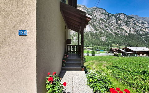 Jägerheim: Möbel, Interior Design, Stuhl, Gartenmöbel, Natürliches Material, Schatten, Tisch Im Freien, Design, Restaurant, Küche & Esszimmer Tisch