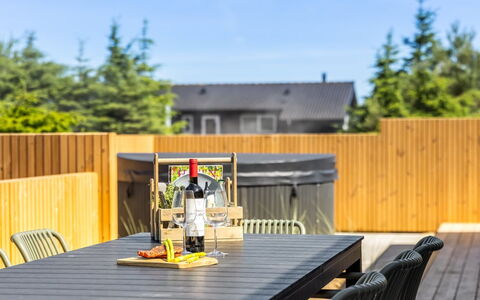 Indra - 800M from the Sea: Möbel, Interior Design, Stuhl, Gartenmöbel, Natürliches Material, Schatten, Tisch Im Freien, Design, Restaurant, Küche & Esszimmer Tisch