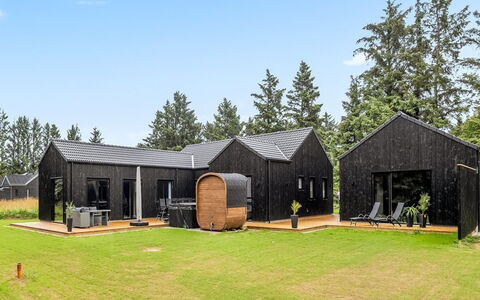 Lillesol - 1.3Km from the Sea: Möbel, Interior Design, Stuhl, Gartenmöbel, Natürliches Material, Schatten, Tisch Im Freien, Design, Restaurant, Küche & Esszimmer Tisch
