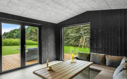 Lillesol - 1.3Km from the Sea: Möbel, Interior Design, Stuhl, Gartenmöbel, Natürliches Material, Schatten, Tisch Im Freien, Design, Restaurant, Küche & Esszimmer Tisch