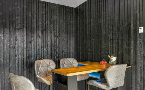 Lillesol - 1.3Km from the Sea: Möbel, Interior Design, Stuhl, Gartenmöbel, Natürliches Material, Schatten, Tisch Im Freien, Design, Restaurant, Küche & Esszimmer Tisch