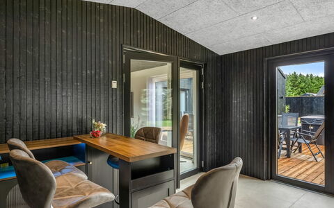 Lillesol - 1.3Km from the Sea: Möbel, Interior Design, Stuhl, Gartenmöbel, Natürliches Material, Schatten, Tisch Im Freien, Design, Restaurant, Küche & Esszimmer Tisch