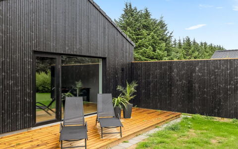 Lillesol - 1.3Km from the Sea: Möbel, Interior Design, Stuhl, Gartenmöbel, Natürliches Material, Schatten, Tisch Im Freien, Design, Restaurant, Küche & Esszimmer Tisch