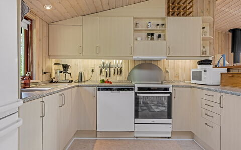 Christiern - 600M from the Sea: Küche, Küchengerät, Countertop, Major Appliance, Holz, Interior Design, Möbel, Cabinetry, Decke, Flooring