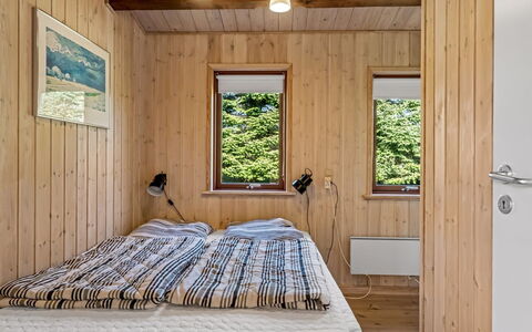 Christiern - 600M from the Sea: Holz, Schlafzimmer, Fussboden, Flooring, Bett, Interior Design, Zuhause, Hartholz, Holzbeize, Bettdecke