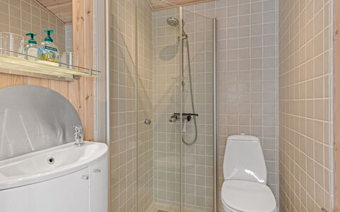 Christiern - 600M from the Sea: Badezimmer, Armatur, Flooring, Fussboden, Interior Design, Wand, Holz, Toilette, Bad Sink, Sinken