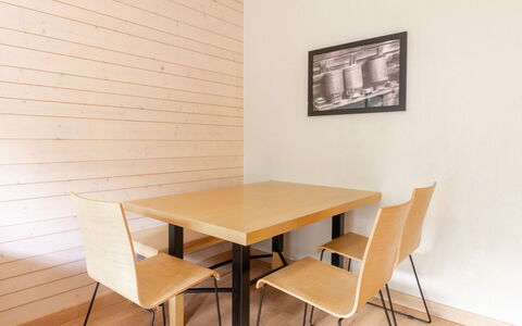 Ax-Les-Thermes 602: Möbel, Interior Design, Stuhl, Gartenmöbel, Natürliches Material, Schatten, Tisch Im Freien, Design, Restaurant, Küche & Esszimmer Tisch