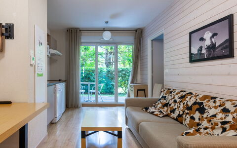 Ax-Les-Thermes 603: Holz, Flooring, Interior Design, Fussboden, Möbel, Holzboden, Tür, Zimmer, Hartholz, Holzbeize