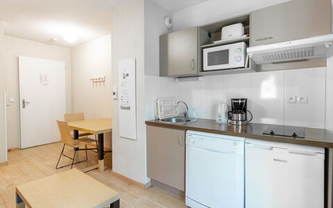 Ax-Les-Thermes 603: Möbel, Interior Design, Flooring, Fussboden, Zimmer, Sinken, Schreibtisch, Küche, Countertop, Tabelle