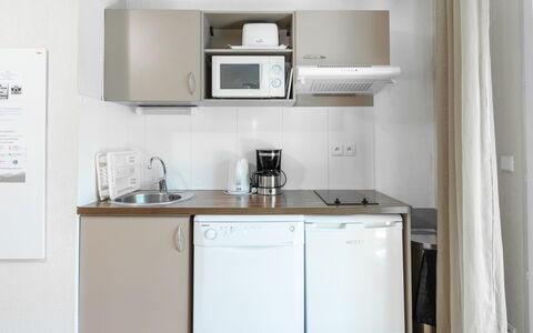 Ax-Les-Thermes 603: Möbel, Interior Design, Major Appliance, Zimmer, Sinken, Küche, Küchengerät, Fussboden, Haushaltsgerät, Cabinetry