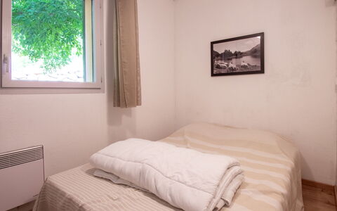 Ax-Les-Thermes 603: Bett, Schlafzimmer, Bedding, Bettdecke, Wand, Interior Design, Holz, Möbel, Fussboden, Zimmer