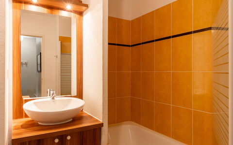 Ax-Les-Thermes 603: Armatur, Bad Sink, Flooring, Badezimmer, Interior Design, Sinken, Holz, Fussboden, Zapfhahn, Installation