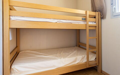 Ax-Les-Thermes 645: Holz, Etagenbett, Flooring, Fussboden, Bett, Schlafzimmer, Bettrahmen, Zimmer, Herberge, Bedding