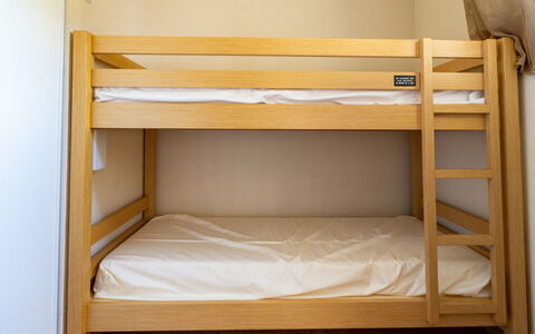 Ax-Les-Thermes 645: Holz, Fussboden, Schlafzimmer, Flooring, Bett, Etagenbett, Bedding, Holzbeize, Bettrahmen, Bettdecke
