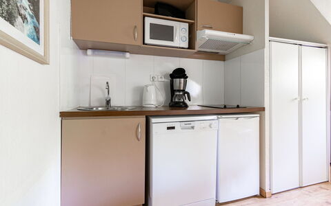 Ax-Les-Thermes 645: Möbel, Interior Design, Holz, Flooring, Fussboden, Zimmer, Cabinetry, Küche, Major Appliance, Decke