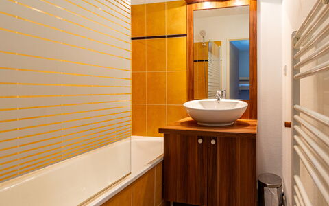 Ax-Les-Thermes 645: Badezimmer, Armatur, Wand, Interior Design, Flooring, Bad Sink, Sinken, Fussboden, Badezimmerschrank, Zapfhahn