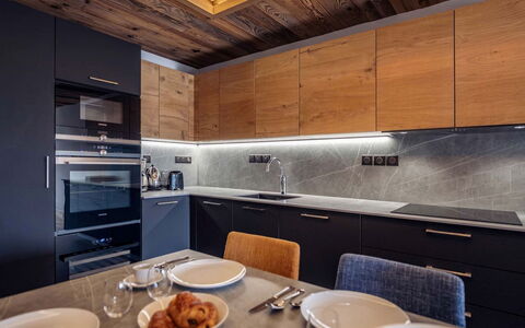 La Rosière 620: Küche, Countertop, Holz, Flooring, Interior Design, Decke, Küchengerät, Cabinetry, Fussboden, Haushaltsgerät