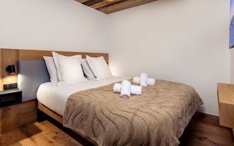 La Rosière 620: Schlafzimmer, Fussboden, Flooring, Holz, Interior Design, Bett, Bettdecke, Bedding, Holzboden, Bettrahmen