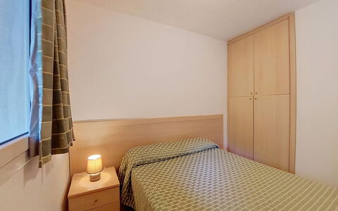 Bravone 610: Holz, Interior Design, Fussboden, Schlafzimmer, Bett, Flooring, Möbel, Decke, Zimmer, Bettdecke