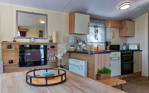 Seascape: Holz, Möbel, Interior Design, Flooring, Fussboden, Countertop, Küche, Cabinetry, Zimmer, Holzbeize