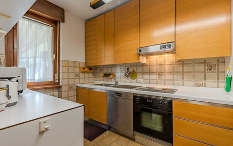 Locanda dei Nonni: Küche, Countertop, Küchengerät, Major Appliance, Flooring, Holz, Cabinetry, Spüle, Interior Design, Fussboden