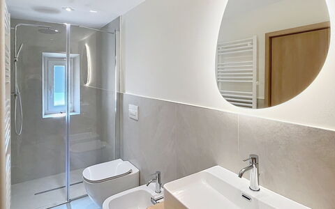 Ca' Alma Dolomia: Badezimmer, Flooring, Armatur, Fussboden, Wand, Interior Design, Bad Sink, Sinken, Toilette, Zapfhahn