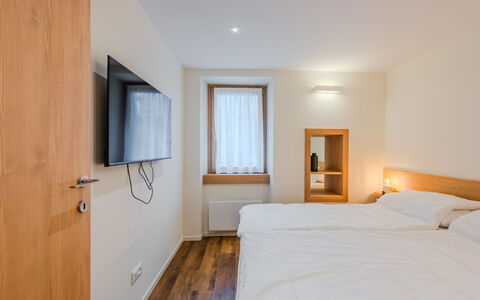 Ca' Alma Dolomia: Holz, Schlafzimmer, Bett, Bettdecke, Bedding, Interior Design, Bettrahmen, Fussboden, Hartholz, Holzbeize