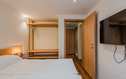 Ca' Alma Dolomia: Holz, Schlafzimmer, Bett, Interior Design, Bettdecke, Bedding, Bettrahmen, Holzbeize, Decke, Hartholz