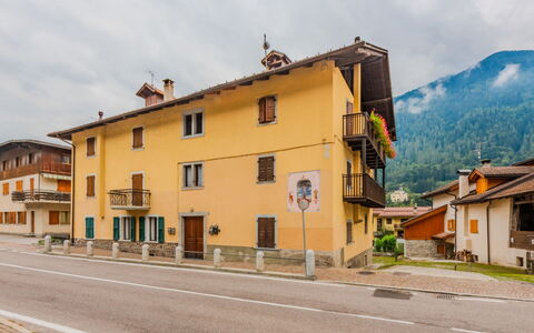 Ca' Alma Dolomia: Gebäude, Fenster, \Stadt, Haus, Wohngebiet, Fassade, Nachbarschaft, Zuhause, Menschliche Siedlung, Steigung