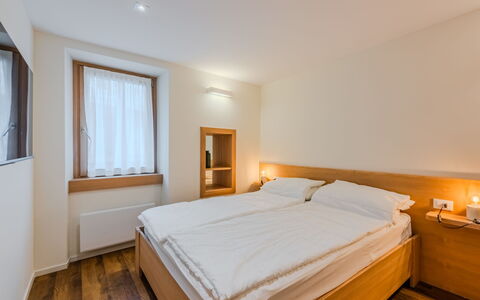 Ca' Alma Dolomia: Holz, Schlafzimmer, Interior Design, Bett, Bettrahmen, Bettdecke, Fussboden, Bedding, Flooring, Decke