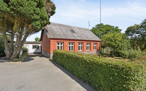 Helge - 10Km from the Sea: Blatt, Strauch, Haus, Hütte, Garten, Hecke, Landscaping, Auffahrt, Rasen