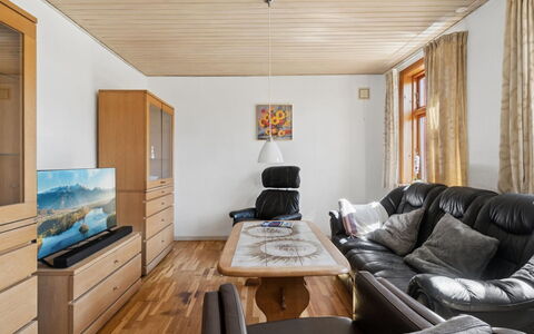 Helge - 10Km from the Sea: Möbel, Interior Design, Couch, Flooring, Holz, Fussboden, Decke, Wohnzimmer, Zimmer, Holzboden