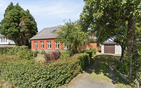 Helge - 10Km from the Sea: Himmel, Gras, Haus, Strauch, Wohngebiet, Zuhause, Dach, Hütte, Grundstueck