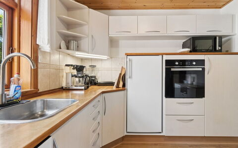 Helge - 10Km from the Sea: Küche, Küchengerät, Countertop, Flooring, Major Appliance, Cabinetry, Interior Design, Holz, Möbel, Fussboden