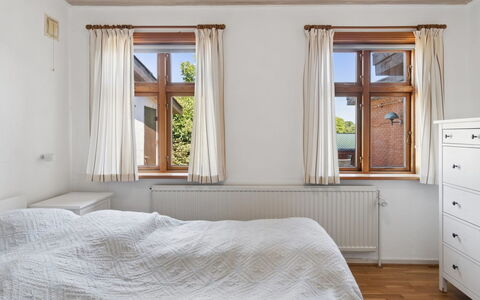 Helge - 10Km from the Sea: Bett, Schlafzimmer, Bedding, Interior Design, Bettdecke, Holz, Möbel, Fussboden, Flooring, Decke