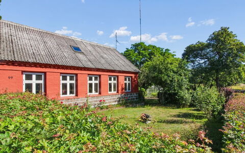 Helge - 10Km from the Sea: Gras, Strauch, Haus, Zuhause, Hütte, Ground, Frühling, Garten, Rasen