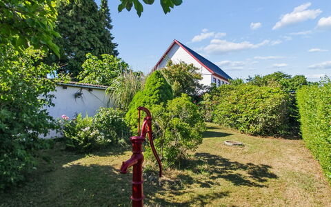 Helge - 10Km from the Sea: Grün, Strauch, Garten, Frühling, Hütte, Rasen, Landscaping, Garten, Hinterhof, Bauernhaus
